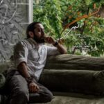 دانلود آهنگ روزبه نعمت الهی عزیز بشین به کنارم - 